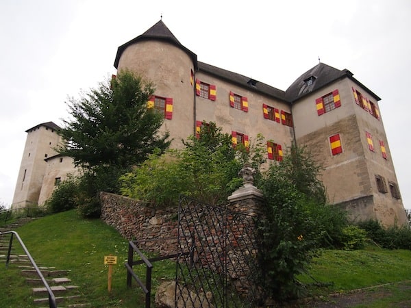 Die Burg Lockenhaus thront wie viele andere Burgen des BURGENlandes weithin sichtbar auf einem Felsen nahe der österreichisch-ungarischen Grenze im Mittelburgenland ...