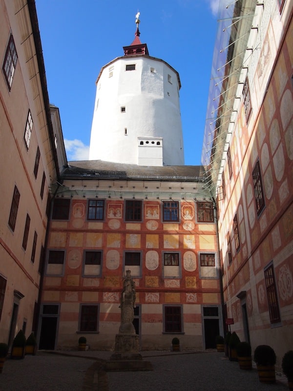 We check out the mighty inside of the fortified palace, such as this beautiful inner courtyard ...