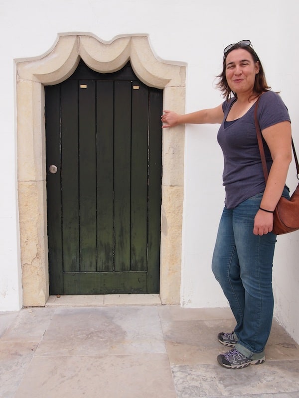 Susana öffnet mir Tür & Tor zu den Besonderheiten der einheimischen Architektur, wie dieses Portal hier im Maurischen Stil.