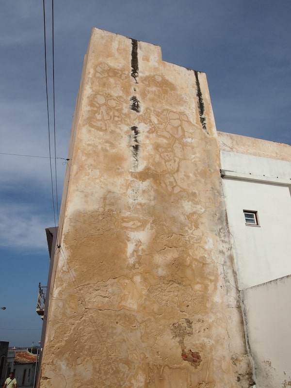 Von diesem Turm aus bewachten die frühen Einwohner der Stadt ihre Umgebung, genannt "Al-Ulyà", das heutige Loulé, was so viel bedeutet wie "leichter Hügel, Erhebung".