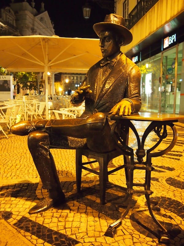 Kennt Ihr diesen Herren? Die Statue des berühmten portugiesischen Dichters Fernando Pessoa in Baixa-Chiado ...
