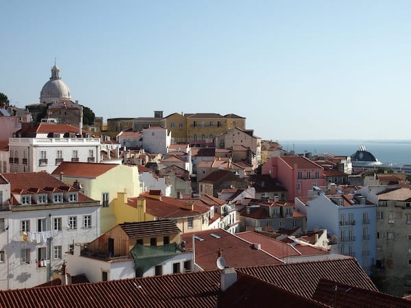 Diese Erkundung setzen wir dann am nächsten Morgen auch gleich fort: Blick über das berühmte Stadtviertel Alfama zum Rio Tejo von Lissabon.