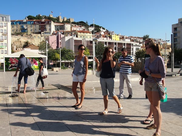 Während der Taste Of Lisboa Food Tour erzählt uns Filipa immer wieder spannende Geschichten zur Stadt und ihren Menschen, wie beispielsweise über den Stadtteil Mouraria im Hintergrund dieses Fotos.