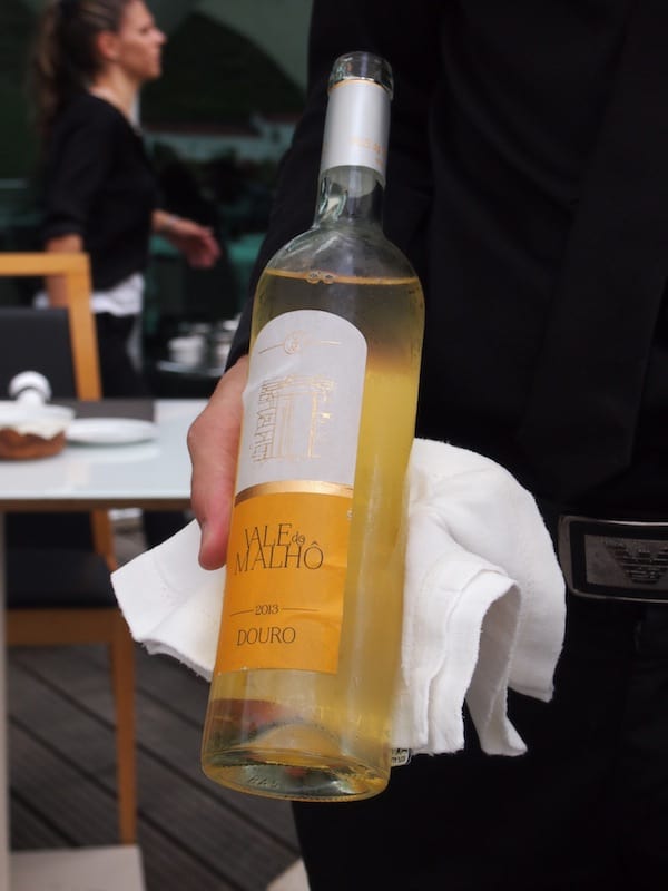 Passend zu jedem Gang wird uns Wein aus dem Douro-Tal serviert ...