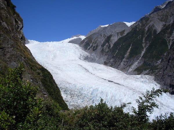 ... mit weltweit einzigartigen Naturschauspielen wie Gletschern inmitten eines kühlen Regenwaldes ...