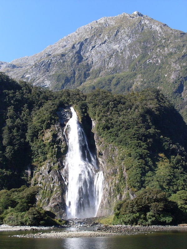 ... wie dieser Wasserfall am Eingang zum Milford-Sound eindrucksvoll beschreibt.