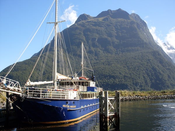 Auf dem Milford Wanderer lassen sich bequeme Tages- und Übernachtungstouren auf dem Fjord unternehmen ...