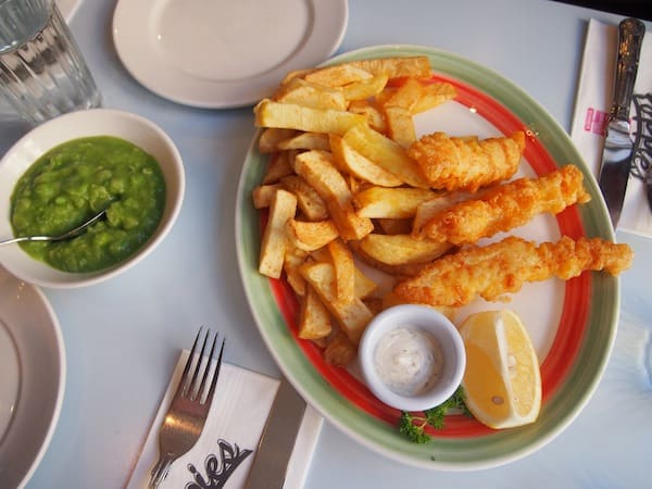 What you see is what you get: Traditional fish & chips served with a slice of lemon and home-made chips sauce, as well as creamy mushy peas. Yum !!