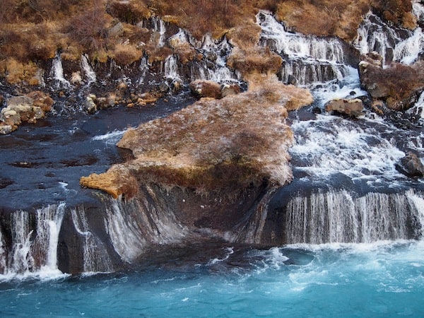 Rund 20 Kilometer nach der Kleinstadt Reykholt zeigt mir Björn die Lava-Wasserfälle von Hraunfossar, eines der vielen Naturwunder Westislands ...