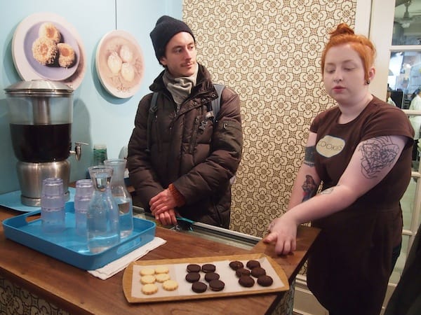 Tasting mouth-sized cookies with sizzling aromas such as Rosemary Thyme, gluten-free cocoa cookies and tasty chocolatey ones, at “One Girl Cookies”!