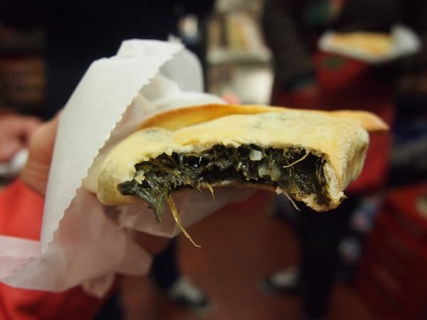 Damascus Bread & Pastry servieren uns diesen „kleinen Snack“ für unterwegs auf unserer Urban Oyster Food Tour …