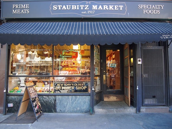 We then get a biscuit from Staubitz Market, New York’s oldest butchery shop dating from 1917! The owner, well over 80 years old, still likes to cut his meat inside the shop rather than counting his millions on a retirement home in the Caribbean, Joe tells us with a smile on his face.