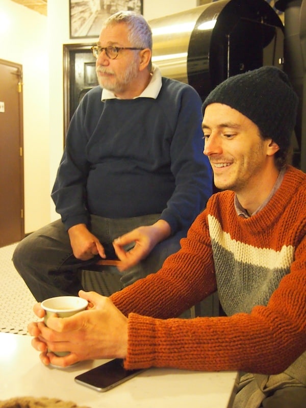 Joe und sein Freund geben erneut die eine oder andere Geschichte zum Besten, während wir uns an unserem heißen Kaffee die Hände wärmen ...