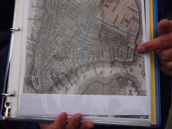 All seine Erzählungen unterstreicht er durch anschauliches Karten- und Fotomaterial des historischen Bezirkes der Lower East Side ...