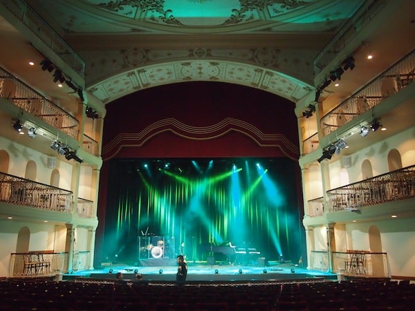 In 2013, the Teatro São Pedro, one of the largest in this part of the country, was home to the first international conference “Porto Alegre Turismo Criativo“ of Brazil. Tonight, a local band is set to play here.