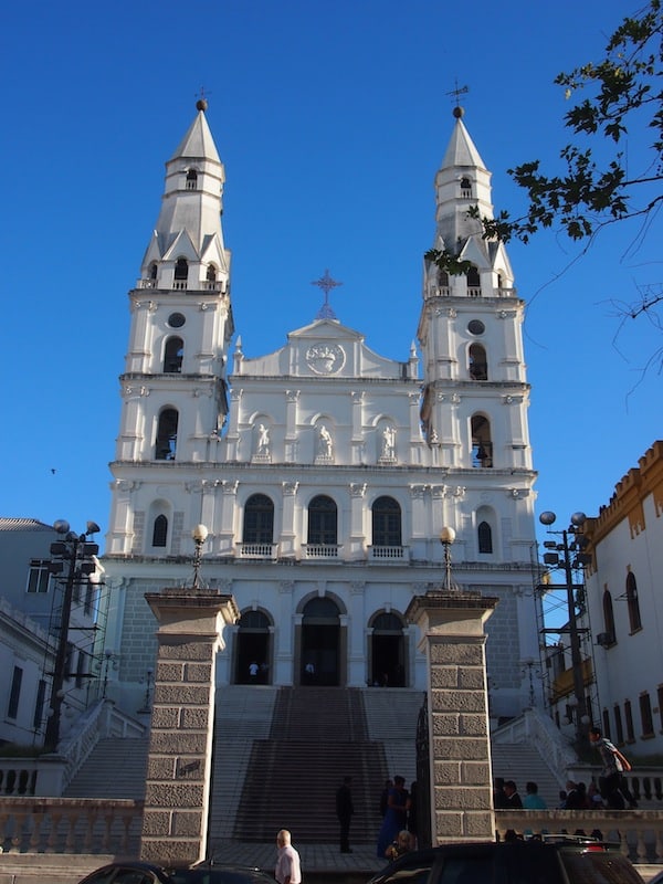 ... talking a walk along famous buildings, such as this church Igreja Da Nossa Senhora Das Dores. Inside, a wedding takes place, the “waiting list is two years”, Jorge tells me and smiles. A good test to see if you can actually stay together, don’t you think?