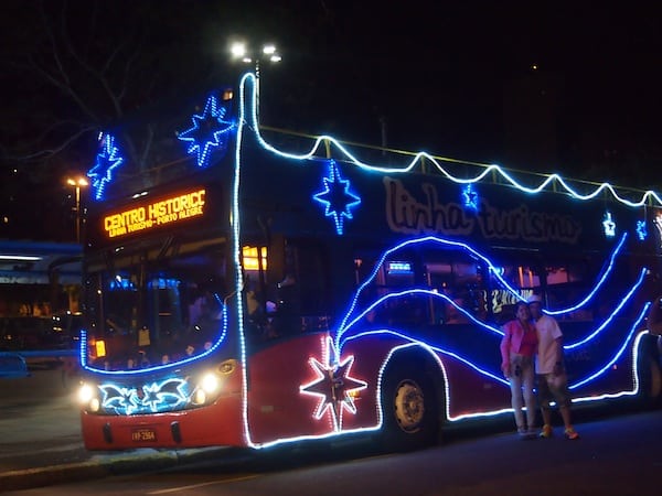 Noch ein Tipp für die Erkundung von Porto Alegre: Die nächtliche Stadtrundfahrt mit dem „Oben-Ohne-Bus“, dezent weihnachtlich geschmückt ...!