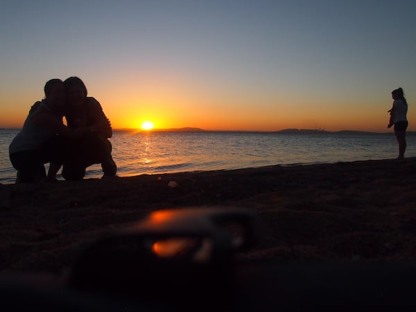 Und würdet Ihr Euch beim Anblick dieses Sonnenuntergangs am Strand von Ipanema an der Bucht des Gujiba-Sees nicht auch verlieben?