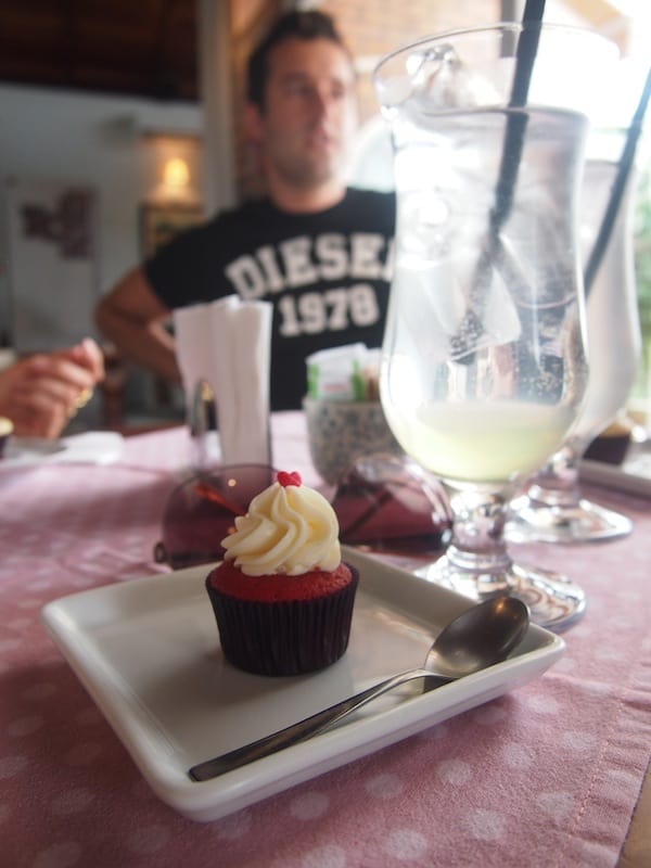 Heart-warming, too, is our visit of Fairyland CupCakes in Sambaquí district in the northwest of the island city Florianópolis: Love this smooth Red Velvet Cupcake, prompting me to share my story of the creative cupcake workshop at Magnolia Bakery in New York City about a month ago!