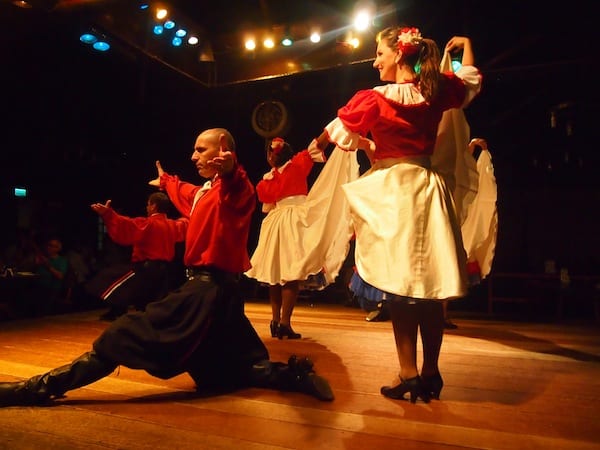 Die Tanzvorführung der Gaúchos, der ersten Siedler in den Steppen des Landes nach den Ureinwohnern, hat viele Elemente aus dem spanisch-iberischen Kulturkreis.