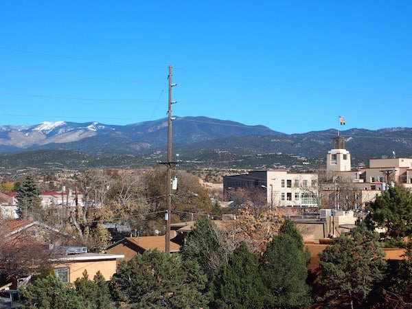 The view from my room over the city of Santa Fe, as well as the nearby Capitol Building, stretches far up to the nearby mountains, at over 2.000 metres above sea level.