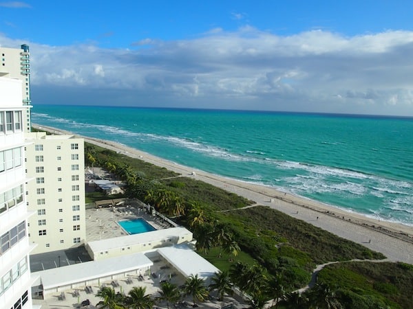 Allem voran: Die Aussicht vom 14. Stock meines Grand Beach Hotel Miami Beach ist einfach. Völlig. Umwerfend. WOW ... Ich liebe es, bleibe einige Minuten einfach nur fasziniert stehen.!