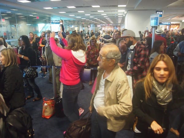 "Tropensturm" am Flughafen: Unsere (noch) mäßig aufgebrachte Menschenmenge kurz vor der Ansage des Flugausfalls ...