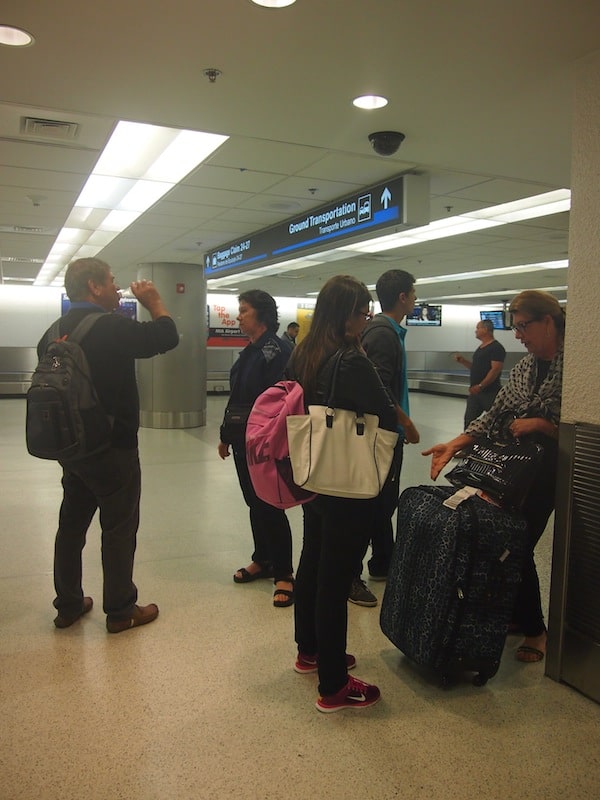 Rettung naht: "Ich bin nicht alleine" - die wahrscheinlich wichtigste Aussage für mich in all dem Chaos am Flughafen. Für diese Familie aus Brasilien bin gar ich "Rettungsengel", denn sie sprechen nur wenig bis kein Englisch - die Nerven liegen blank.