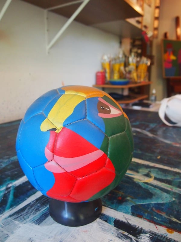 Eine ganz ähnliche, farbenfrohe Vielfalt bieten die Werke dieses Künstlers von Porto Alegre mit dem Namen "Britto Velho", der unter anderem diesen einzigartigen Fussball anlässlich der FIFA World Championships 2014 entworfen hat.
