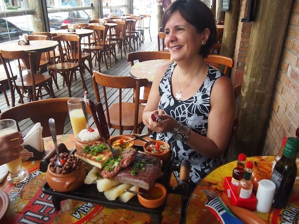 Noch so ein Moment aus der Perspektive „meiner lieben Brasilianer“: Beim Mittagstisch mit typischer Küche aus dem Nordosten Brasiliens ...