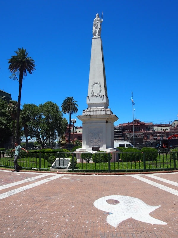 ... der Platz, der viele interessante Merkmale wie diese weißen Zeichen trägt: Gemalte Symbole von Kopftüchern der Frauen, dessen Söhne im Krieg Argentiniens gestorben sind ...
