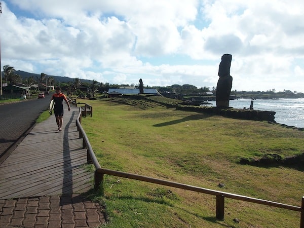 My way over to the evening concert that lovely musician Hernán has just invited me like that is marked by “everyday life” views on Easter Island – Surfers & Moai that is …