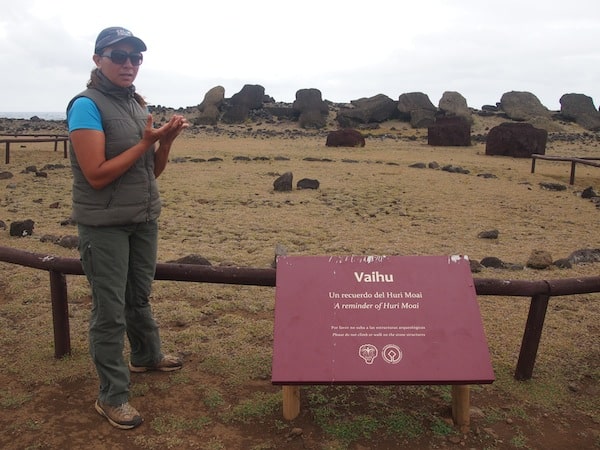 Hier zu sehen ist die erste Zeremonienstätte der indigenen Bevölkerung der Osterinsel, genannt Vaihu – mit allesamt umgestürzten „Huri Moai“, Zeugnis zahlreicher Kriege und Auseinandersetzungen zwischen den Inselstämmen.