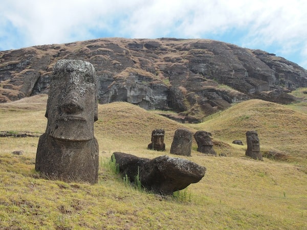 ... ist ebenso mystisch wie faszinierend: Hier stehen wir an der „Geburtsstätte“ sämtlicher Moai, die je auf der Osterinsel gefertigt wurden, dem heiligen Berg Rano Raraku.
