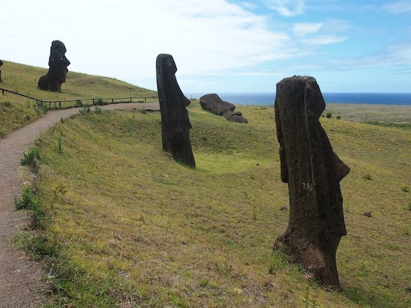 Von hier aus „wandern“ alle Moai bergabwärts und wurden so einst zu ihren ursprünglichen Zeremonienstätten transportiert – wie ganz genau, bleibt wohl für immer ein Rätsel.
