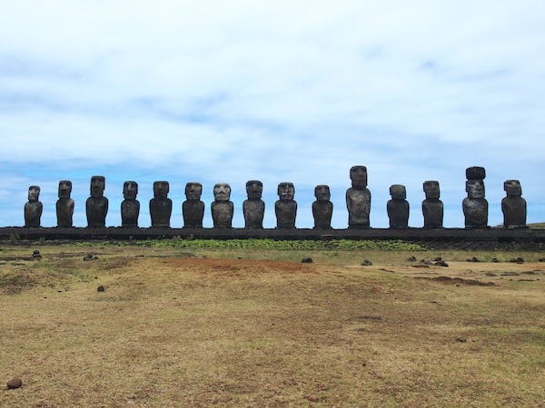 Tonariki ist die letzte Stätte 15 stehender Moai: Auch diese wurden einst gestürzt, von einem Tsunami gar Dutzende Meter weit ins Landesinnere gespült – und kehrten mit Hilfe japanischer Sponsorengelder wieder zu ihrem ursprünglichen Glanz & Platz zurück.