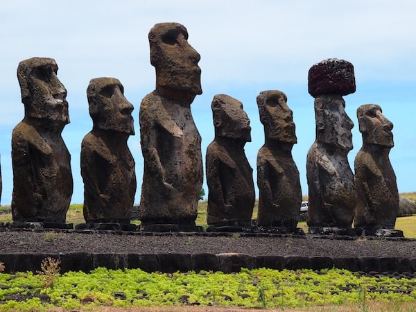 ... die „Versammlung der Stammesführer“, welche die Moai spirituell repräsentieren, zutiefst beeindruckend. Der größte Moai hier, knapp 10 Meter groß, wiegt an die 80 Tonnen!