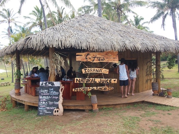 Anakena begrüßt uns mit dem typischen Inselgruß, „Iorana“ in der Sprache der Rapa Nui, sowie gemütlichen Versorgungshütten.