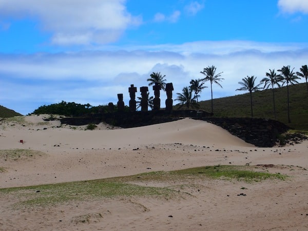 Auch hier gibt es Moai, die in mühevoller Restaurierungsarbeit wiederaufgestellt und auf ihre ursprüngliche Plattform zurückgehievt wurden.