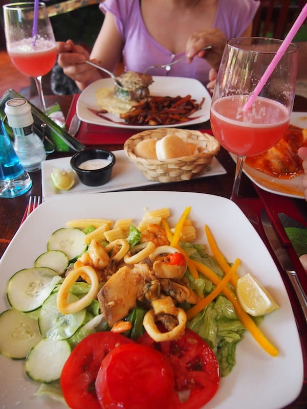 Nach so viel Aufregung (und Anstrengung) erst mal einen Happen essen: Das Dominican Restaurant serviert frische Meeresfrüchte & Salat aus Eigenanbau.