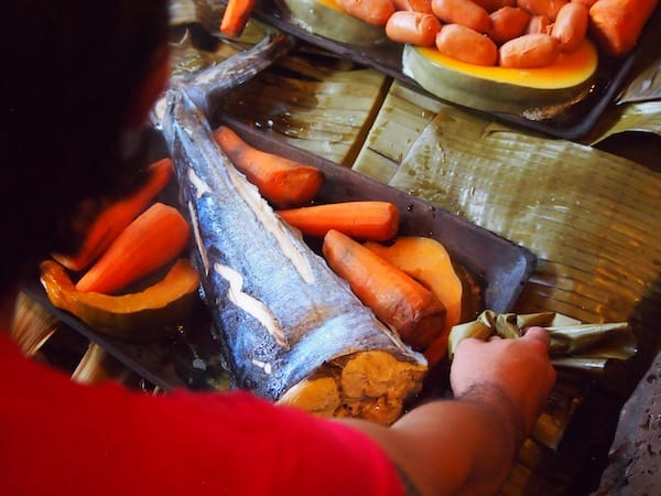 ... aus dem traditionellen Erdofen gehoben wird: Leckere Süßkartoffel & Fisch ...
