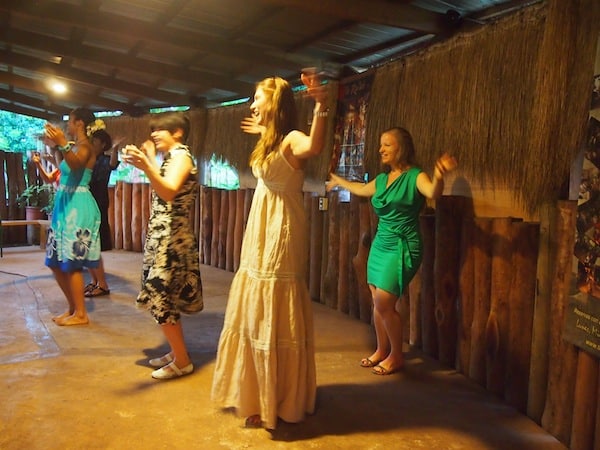 Da können wir nur versuchen, mitzuhalten: Kleiner Tanzkurs in polynesischen Rhythmen für die Damen!