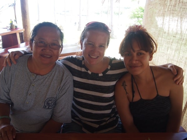 ... sowie das Gespräch mit der lieben Antoinette aus Tahiti (links) und der Einheimischen Vicky erleichtern mir den Weg zurück in die Gegenwart.