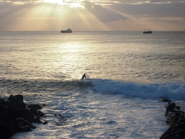 ... heute haben wir ebenso Glück und beobachten Surfer im Sonnenuntergang: In meiner Erinnerung fühle ich mich beim Anblick dieses Bildes gar an die Stadt Porto mit ihren Surfern & Sonnenuntergängen zurückversetzt ...