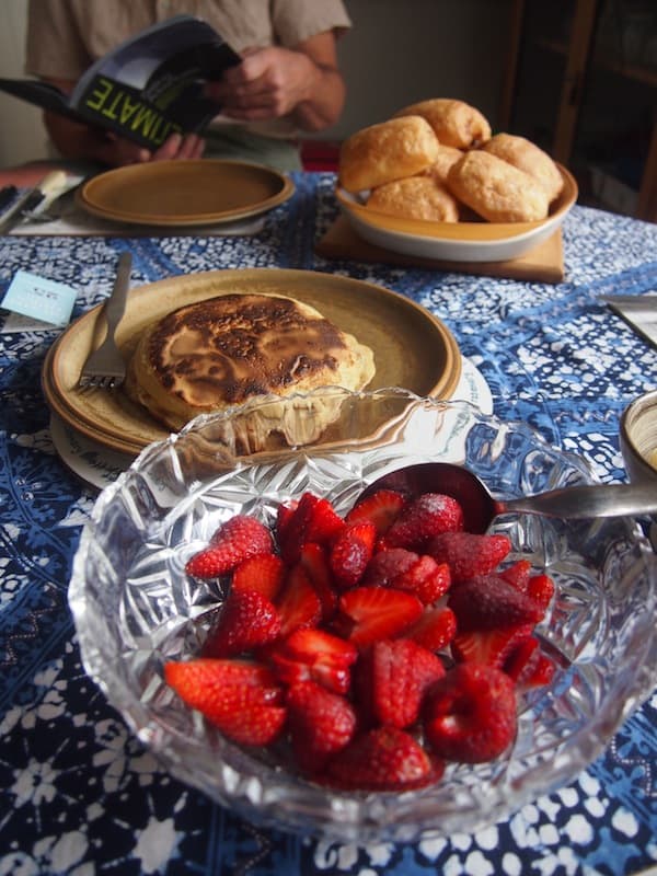 Christmas morning in Christchurch, New Zealand: Fresh strawberries & home-made pancakes fill the air with a sweet smell of ... summer! Strange to me as a European still, but LOVELY that's for sure!