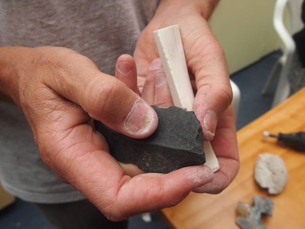 ... so erzählt Stephan, haben die Maori sich mit anderen Werkzeugen wie scharfen Steinen oder natürlichem Schleifpapier wie festgewordener Vulkanasche, genannt "pumice", zu helfen gewusst. "Es hat einfach alles viel länger gedauert", erklärt uns Stephan.