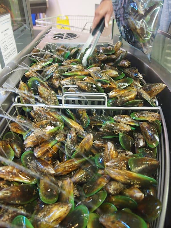... we are greeted by the look of what is most exotic to me as an Austrian: Heaps of typical, New Zealand green-lipped mussels!