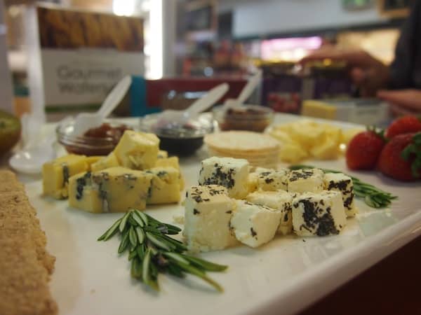 This lovely tasting platter is already waiting for us ...