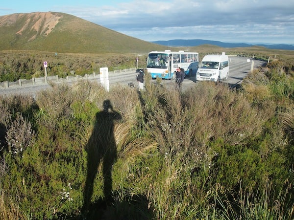 Wer zum Tongariro Crossing aufbrechen will, muss sich um 05.00 Uhr Früh auf die Beine machen, um pünktlich zum Sonnenaufgang im Tongariro Nationalpark zu sein.