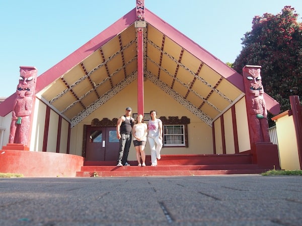 ... the meeting house, or "Kurapoto Marae" that I have been gladly welcomed by Whaia Olga's son Moana together with Ngahuia: What an honour for me as an overseas visitor. Thank you so much, my dear Maori family !!!